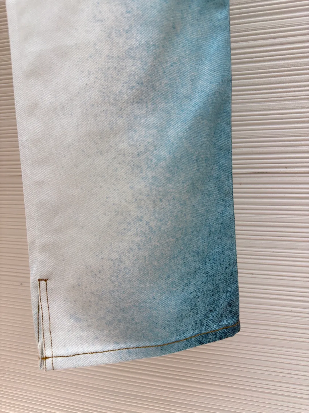 LOUIS VUITTON ink painting trousers ●Authentic product: Purchased and developed for 9800 ●Item number: 1680412-B30 ●Fabric: denim fabric ●Technology: made of semi-bleached cloth ●Version: fitted version ●Weight: about 640 grams ●Size: 30-31-32-33 ●Description: The fabric is made of 7s*7s cotton twill gauze fabric, with a semi-bleached fabric base. Y version was purchased, the flower position was scanned and the printing draft was refined with PS, the fabric was covered with cutting pieces to position the flowers, and a red edge was added to the outer circle of the cutting pieces. The finished printed fabric was precisely cut by laser burning, and the active digital direct-injection printing was printed with a white background ink painting gradient hollow letter effect. The overall wiring is straight and delicate, the fabric is comfortable and soft, and the color is consistent without color difference. It can be matched with the same style to create a fashionable look and control various occasions. Customized accessories, complete with three standards, same style for men and women!